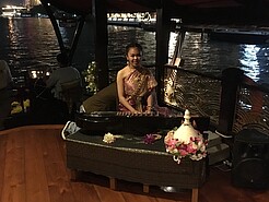 Thailändischer Abend auf einer alten Reisbarke