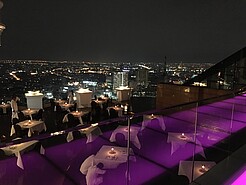 Abendessen in einem der besten Roof Top Restaurants in Bangkok